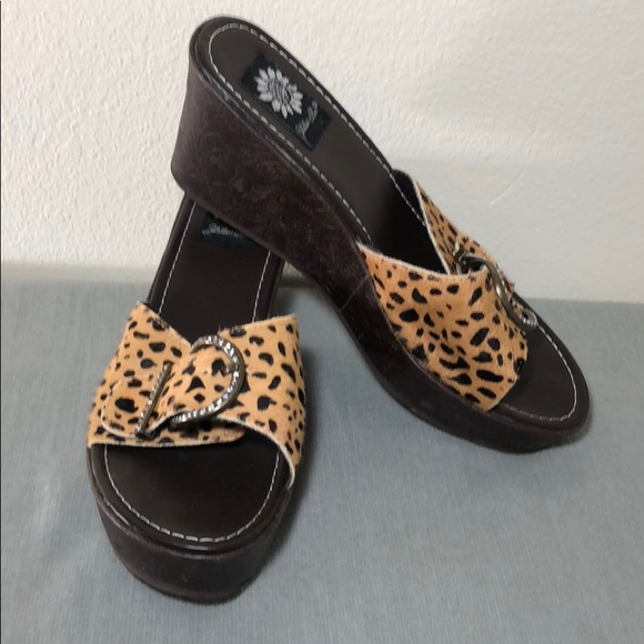 yellow box leopard wedge